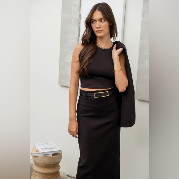 107B. Double Layer Cropped Tank Top - Black - Picture 2 of 2